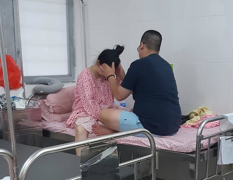 Con dâu thân mật trai lạ trên giường