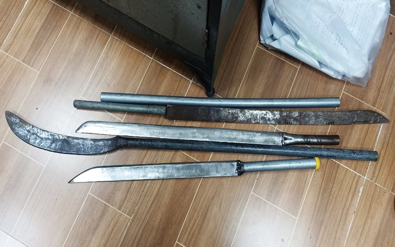 Các hung khí được nhóm thanh thiếu niên chém nhóm ngồi nhậu bên đường mang theo